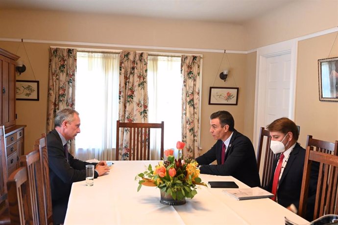 El presidente del Gobierno, Pedro Sánchez, se reúne con el CEO de HP, Enrique Lores, en el garaje donde se creó la compañía en Silicon Valley