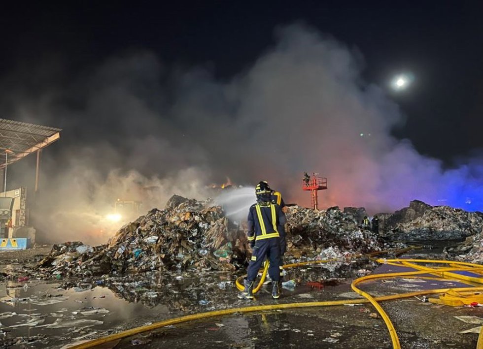 Sigue activo el incendio en una empresa de reciclaje en Alcorcón.