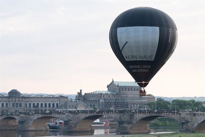 Archivo - Un globo aerostático sobrevuela el casco antiguo de Dresde.