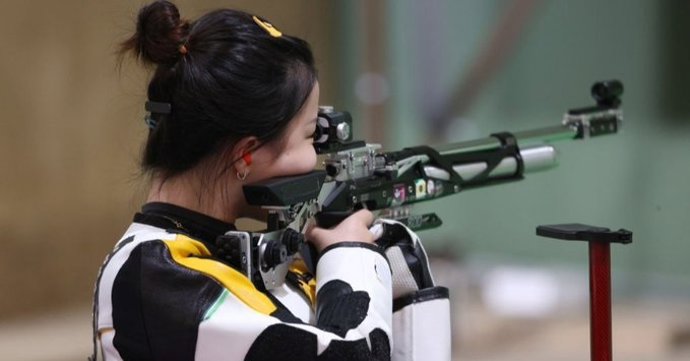 La tiradora china Yang Qian, primera medalla de oro en los Juegos Olímpicos de Tokyo 2020 tras imponerse en la final de 10 metros de rifle de aire