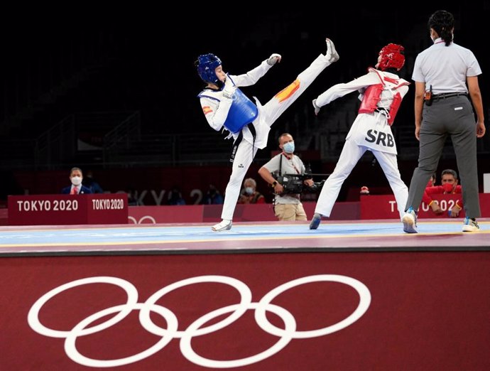 Adriana Cerezo lanza una patada en su primer combate en los Juegos de Tokio
