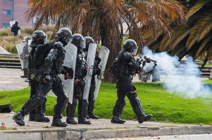Archivo - Un grupo de agentes del ESMAD reprimiendo las últimas marchas contra la reforma tributaria en Colombia