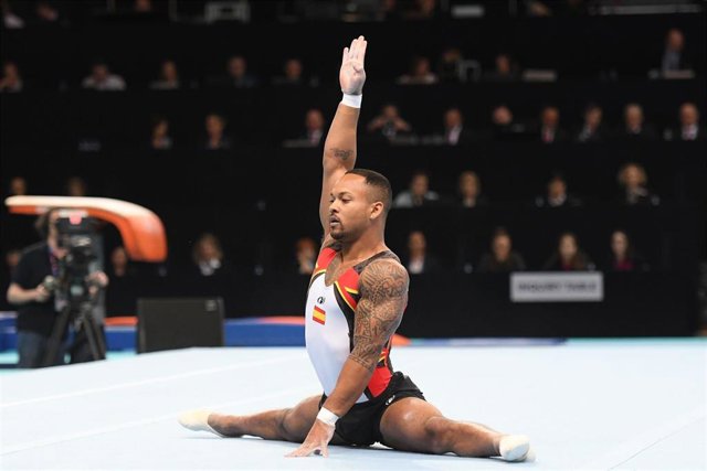 Rayderley Zapata durante un ejercicio de suelo en una competición