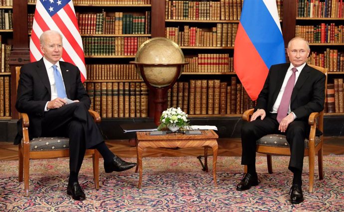 Archivo - HANDOUT - 16 June 2021, Switzerland, Geneva: Russian President Vladimir Putin (R) attends a meeting with USPresident Joe Biden, USSecretary of State Antony Blinken (not pictured) and Russian Foreign Minister Sergey Lavrov (not pictured). Pho