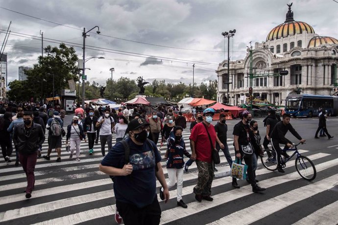 Archivo - 19 June 2021, Mexico, Mexico City: People cross the pedestrian crossing in a street in Mexico City. The Mexican government has moved to a yellow warning level to curb the spread of the coronavirus. Photo: -/El Universal via ZUMA Wire/dpa