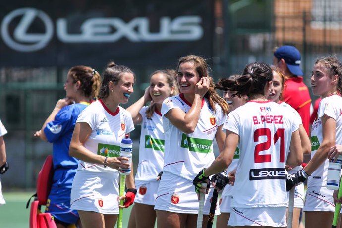 Archivo - Lola Riera of Spain and Beatriz Perez  of Spain during hockey match between SPV Complutense Sanse and Spain at Campo de Hockey Municipal on May 30, 2021 in San Sebastian de los Reyes, Madrid, Spain.