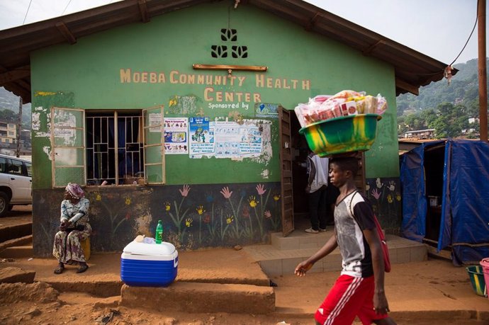 Archivo - Una mujer pasea por las calles de Sierra Leona