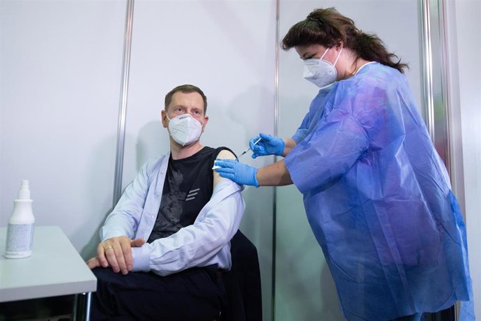 El ministro principal de Sajonia, Michael Kretschmer, recibe la vacuna contra el coronavirus 