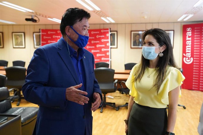 El presidente de la Cámara de Comercio Latina de Estados Unidos, Joe Chi, y la consejera delegada de Acción Exterior del Cabildo de Tenerife, Liskel Álvarez