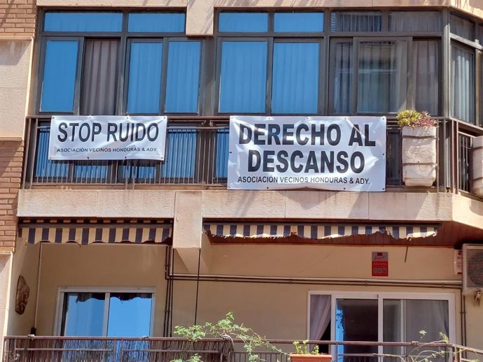 Pancartas de vecinos contra los botellones