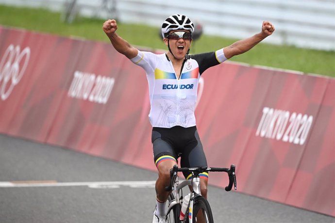 24 July 2021, Japan, Oyama: Ecuador's Richard Carapaz celebrates at the finish line at Fuji Speedway after winning the Men's Cycling Road Race as part of the Tokyo 2020 Olympic Games. Photo: Sebastian Gollnow/dpa
