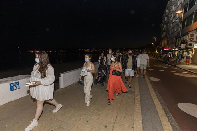 Personas pasean en Sanxenxo, a 16 de julio de 2021, en Pontevedra, Galicia (España).  Este sábado Sanxenxo entra en situación de nivel de alerta medio. Sin embargo, este municipio forma parte de un grupo de tres localidades (junto a Poio y Ribadavia) qu