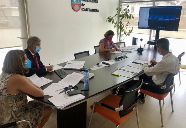 La consejera de Presidencia, Interior, Justicia y Acción Exterior, Paula Fernández Viaña, preside la reunión del Consejo Rector del Centro de Estudios de la Administración Pública Regional de Cantabria (CEARC).