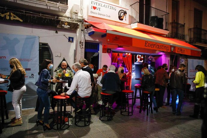 Archivo - Algunas personas en la calle Primer de Maig, donde se realiza un ensayo clínico sobre coronavirus, a 20 de mayo de 2021, en Barcelona, Catalunya (España). El sector del ocio nocturno del municipio y el Govern han organizado un ensayo clínico d
