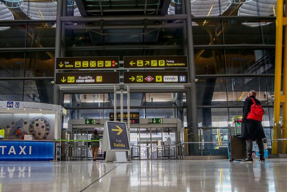 Archivo - Un pasajero camina por las instalaciones de la T4 del Aeropuerto Adolfo Suárez Madrid-Barajas, en Madrid, (España).