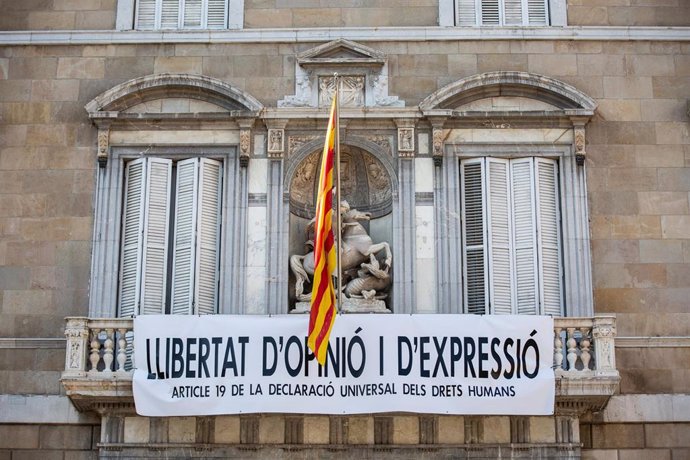 Archivo - Pancarta en apoyo a los presos del 1-O en la fachada de la Generalitat, en Barcelona