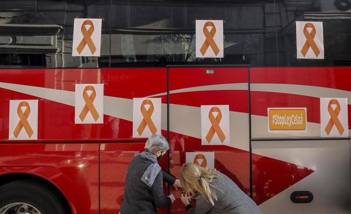 Archivo - Protesta con lazos naranjas en autobuses escolares de colegios concertados en protesta contra la Ley Celaá en Valencia
