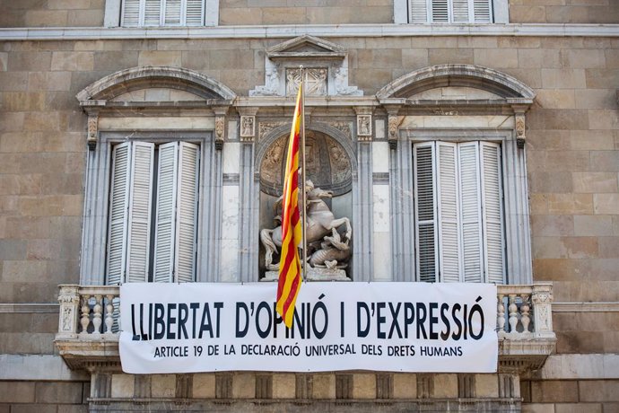 Archivo - Arxivo - Pancarta en suport als presos de el 1-O en la faana de la Generalitat, a Barcelona