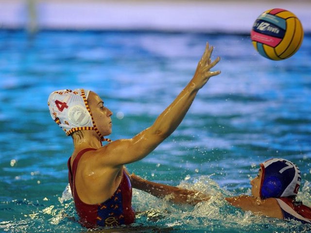 Archivo - Bea Ortiz con la selección española femenina de waterpolo