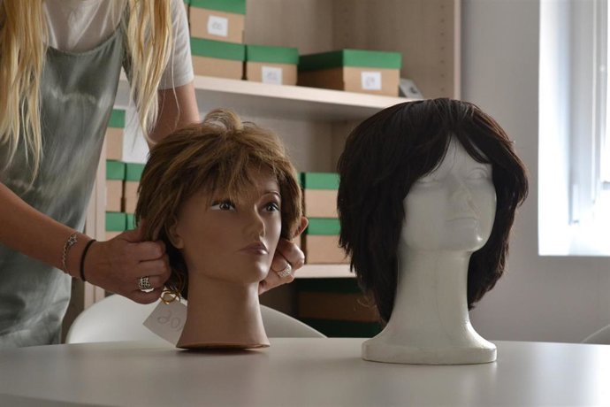 Modelos disponibles en el banco gratuito de pelucas de la Asociación Española Contra el Cáncer (AECC) en Valladolid.