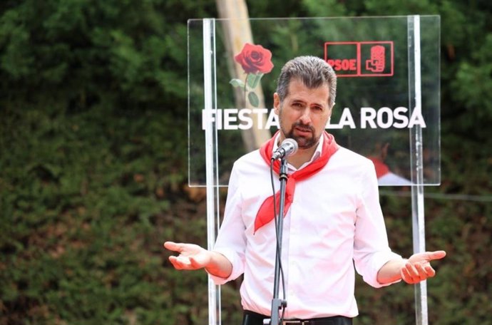 El secretario general del PSOE de Castilla y León, Luis Tudanca, en el acto de la Fiesta de la Rosa del PSOE de León.