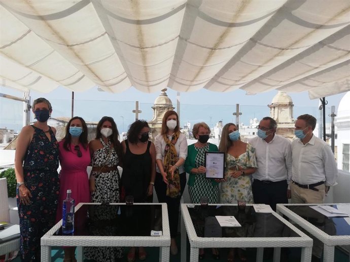 La delegada de Igualdad asiste a la entrega del certificado de la Norma de Calidad de ONG de Icong a Feproami