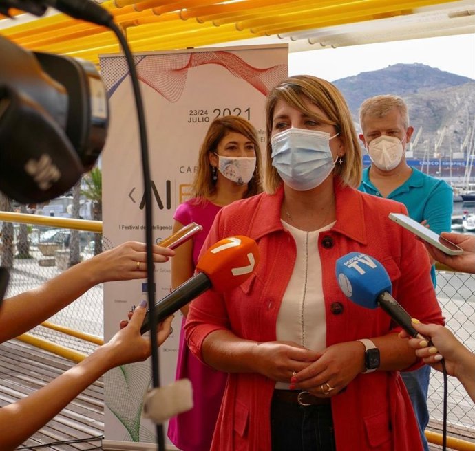 La alcaldesa de Cartagena, Noelia Arroyo, atiende a los medios