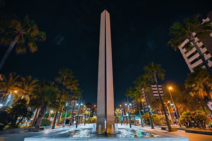 Monumento iluminado para dar visibilidad al Síndrome de Sjgren.