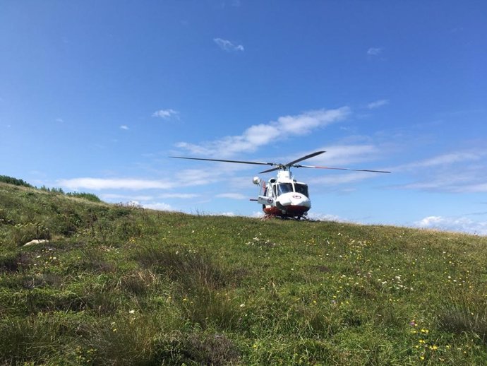 El helicóptero del Gobierno de Cantabria realiza un rescate en los acantilados entre Suances y Tagle.