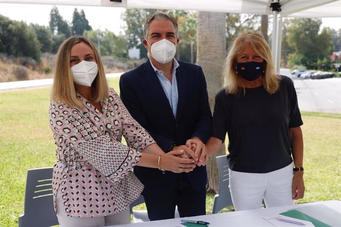 Firma del convenio para la carretera Marbella-Istán