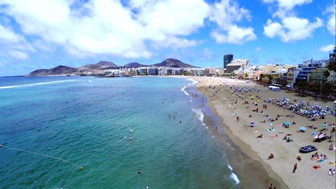 Archivo - Playa de Las Canteras, en Las Palmas de Gran Canaria