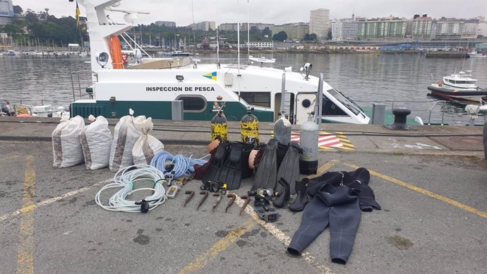 Incautados más de 130 kilos de percebe, dos equipos de buceo y una embarcación de buceo en Camariñas en el marco de una operación contra el furtivismo
