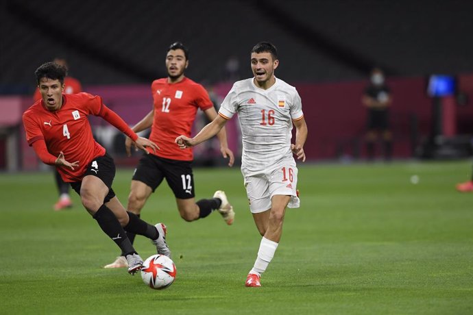 Osama GALAL (EGY) Pedri GONZALEZ (ESP) during the Olympic Games Tokyo 2020, Football Men's First Round Group C, between Egypt and Spain on July 22, 2021 at Sapporo Dome in Sapporo, Japan - Photo Photo Kishimoto / DPPI
