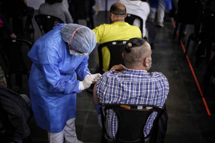 Archivo - 17 June 2021, Colombia, Bogota: A man over 45 years old receives a Covid-19 vaccine at the Mallplaza Shopping Mall. Photo: Alvaro Tavera/colprensa/dpa
