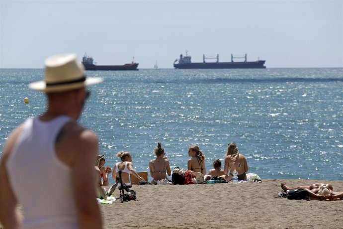 Archivo - Malagueños y visitantes disfrutan de las playas  de la capital