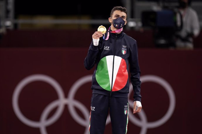 24 July 2021, Japan, Chiba: Italy's gold medallist Vito Dell'Aquila celebrates on the podium during the medal ceremony of the Men's 58kg category of the Taekwondo events during the Tokyo 2020 Olympic Games. Photo: Danny Lawson/PA Wire/dpa