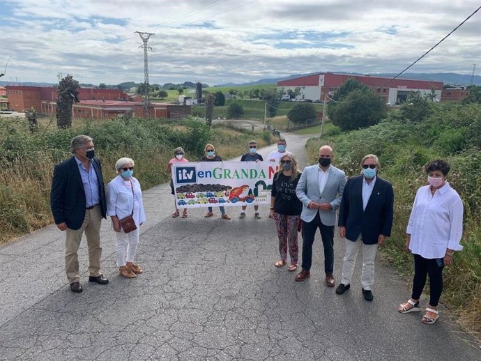 Representantes de Foro, PP y Vox junto a vecinos de Granda contra la ubicación de la ITV