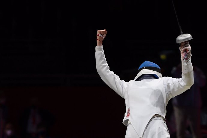 24 July 2021, Japan, Chiba: China's Sun Yiwen celebrates after winning the women's Epee individual quarter-final bout against Italy's Federica Isola (L) during the Fencing events of the Tokyo 2020 Olympic Games. Photo: Alfredo Falcone/LaPresse via ZUMA 