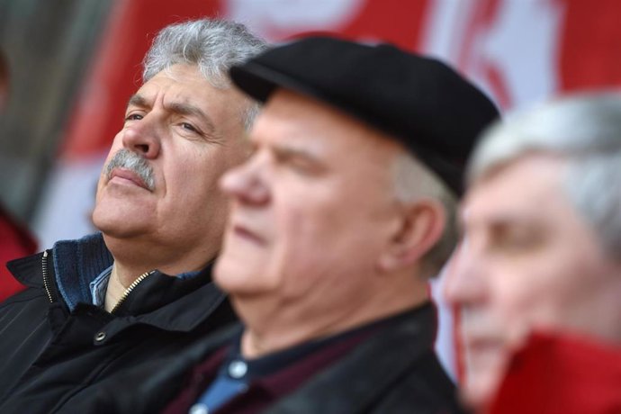 Archivo - El político comunista Pavel Grudinin, al fondo de la imagen 