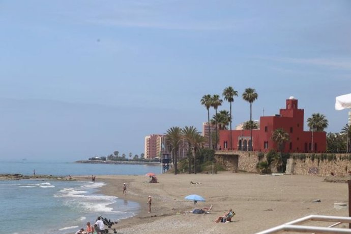 Archivo - Playa de Benalmádena en una imagen de archivo