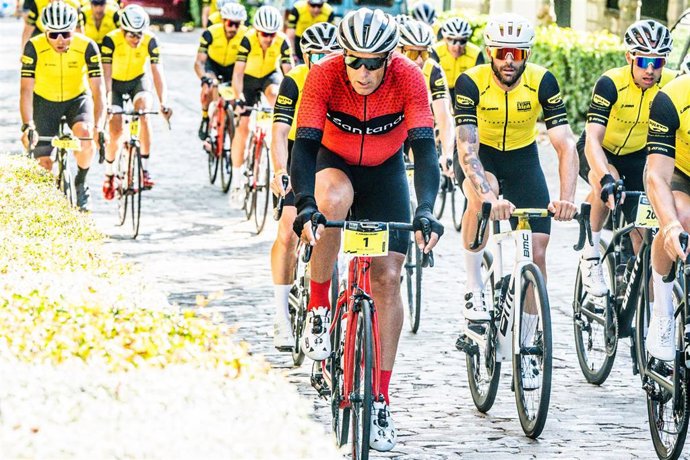 Miguel Indurain con los corredores no profesionales en la etapa simulada del Tour en Villanueva del Pardillo