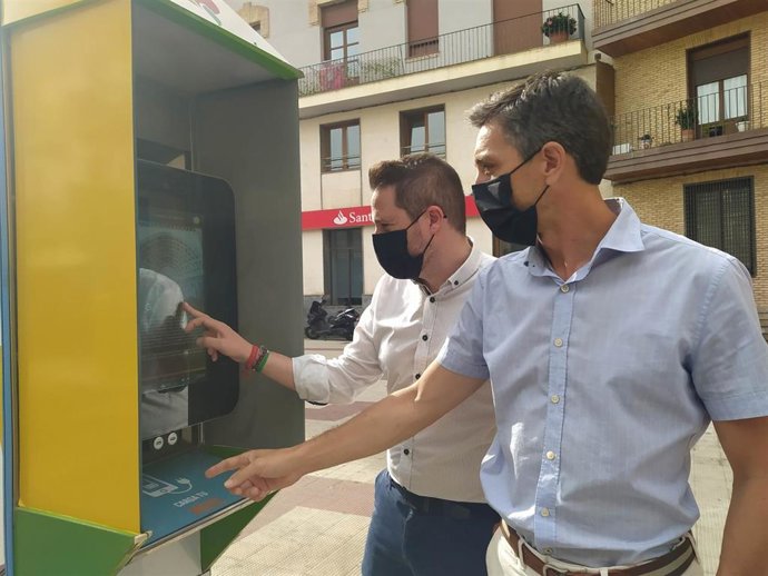 El presidente de Consorcio Eder, Alejandro Toquero (i), y el director gerente, Sergio Villava, en la presentación de la nueva red de información turística digital de la Ribera de Navarra.