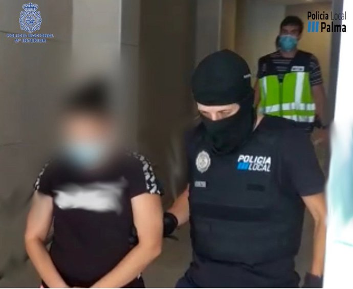 Momento en que los agentes de la Policía Nacional, en colaboración, con la Policía Local, detienen a una mujer como presunta autora de un delito de tráfico de drogas en Palma.