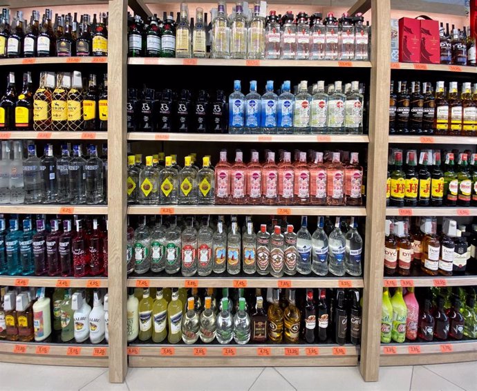Archivo - Pasillo de bebidas alcohólicas en un supermercado 