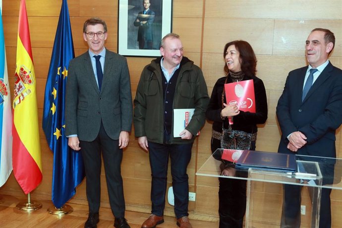 Archivo - De izquierda a derecha: el presidente de la Xunta, Alberto Núñez Feijóo; el portavoz de CC.OO. Emilio Doforno, la secretaria xeral de FeSP-UGT, Irene Martínez; y el conselleiro de Facenda, Valeriano Martínez