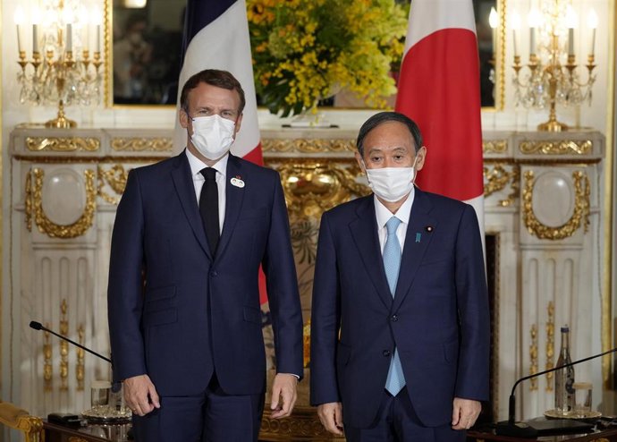 Yoshihide Suga y Emmanuel Macron en Tokio.
