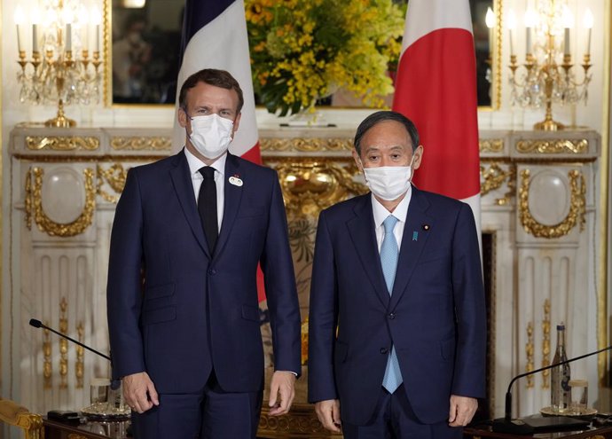 Yoshihide Suga y Emmanuel Macron en Tokio.