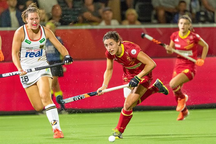 Archivo - Antwerp, 23-08-2019, EuroHockey Championship (Women) 2019. Venue: Sportcentrum Wilrijkse Plein. Rebecca Grote and Beatriz Perez during the game Spain vs Germany.