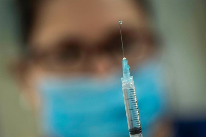 Archivo - Enfermera australiana con una dosis de vacuna contra la COVID-19