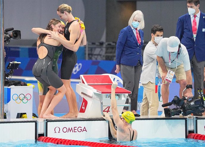 El equipo australiano celebra su oro con récord del mundo en el 4x100 libre de los Juegos Olímpicos de Tokio